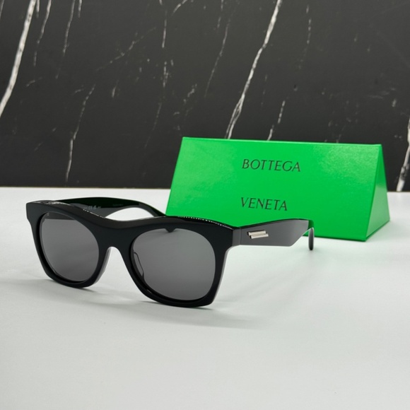 NEW BV1061S 001 BOTTEGA VENETA BLACK GREY SQUARE SUNGLASSES BOTTEGA VENETA - Picture 2 of 10